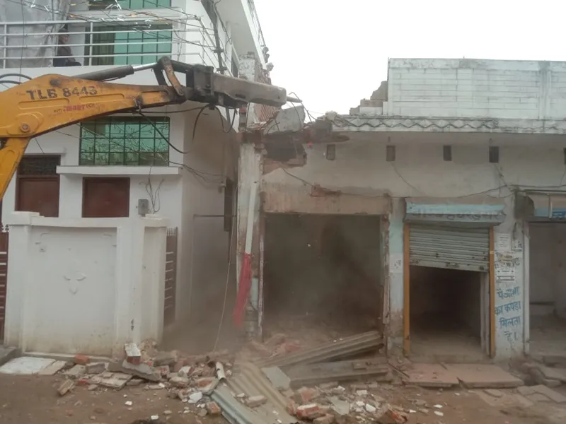 उमेश पाल हत्याकांड में शामिल गुलाम के घर पर चला बुलडोजर, पीडीए ने की कार्रवाई