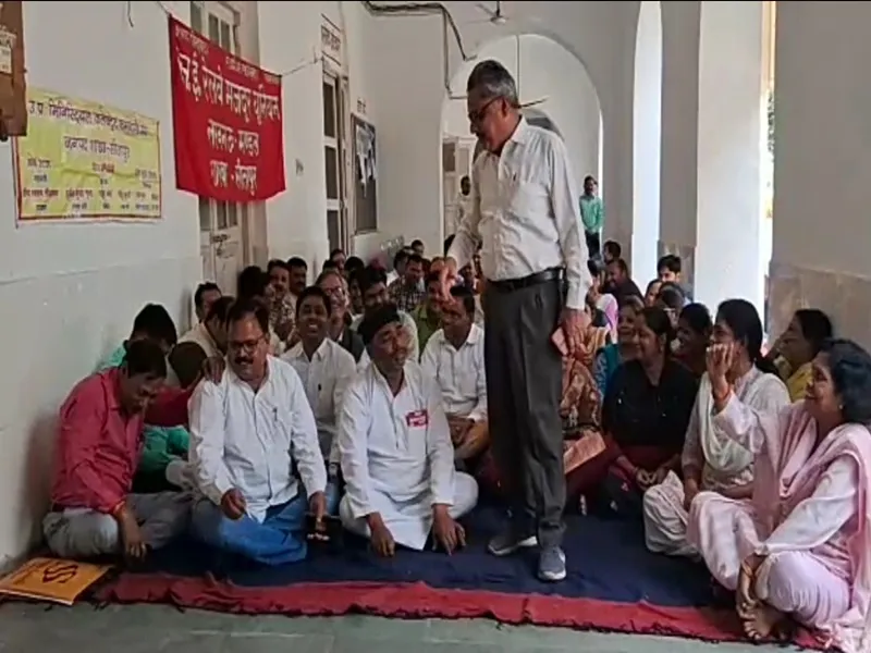 सीतापुर: पुरानी पेंशन बहाली को लेकर कर्मचारियों ने किया प्रदर्शन
