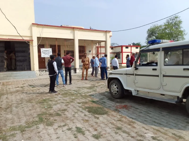 अमेठी: नशे में धुत सिपाही ने दीवान पर तानी राइफल, हवा में की फायरिंग, कलेक्ट्रेट में फैली सनसनी