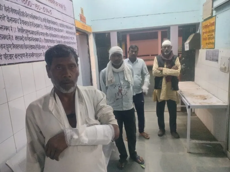 हमीरपुर: दो पक्षों में खूनी संघर्ष, जमकर चले लाठी- डंडे, आठ घायल