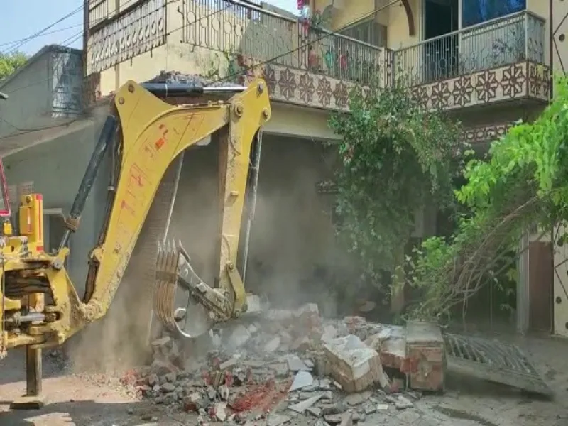 Breaking News: बांदा में माफिया मुख्तार अंसारी के करीबियों पर हुई बुलडोजर कार्रवाई 