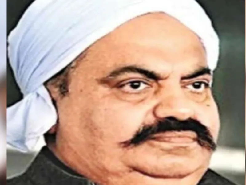 अतीक अहमद के दफ्तर की खोदाई कर रही पुलिस, मिले अत्याधुनिक हथियार और कैश  