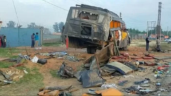 हरियाणा में ट्रक के बस को टक्कर मारने से आठ लोगों की मौत 