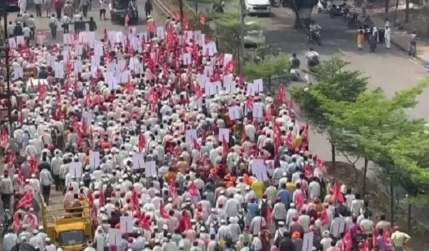 मुंबई की ओर कूच कर रहे किसानों और आदिवासियों ने किया ठाणे जिले में प्रवेश 