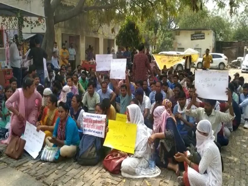 बेसिक शिक्षा निदेशालय पर 69000 शिक्षक भर्ती के अभ्यर्थियों का प्रदर्शन, आरक्षित सूची बहाली की उठाई मांग