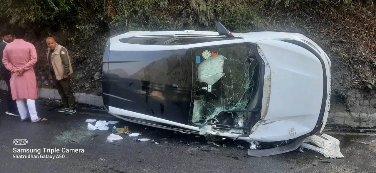 भवाली: कैंची धाम के पास कार और ट्रक की जबरदस्त भिड़ंत 