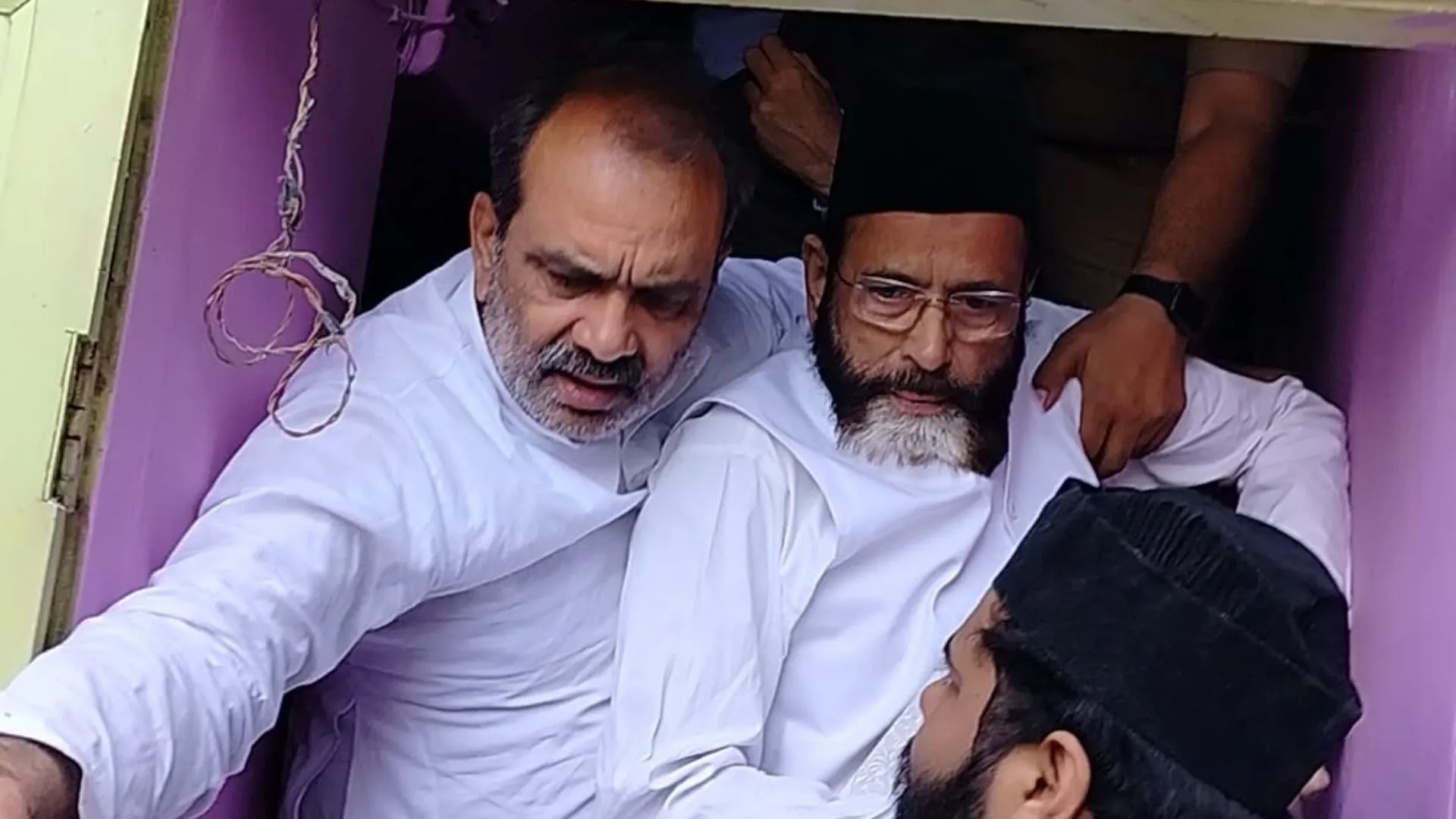 बरेली : नजरबंद हुए मौलाना तौकीर रजा खान ने की अपने आवास से बाहर निकलने की कोशिश, पुलिस ने रोका, जानिए पूरा मामला 