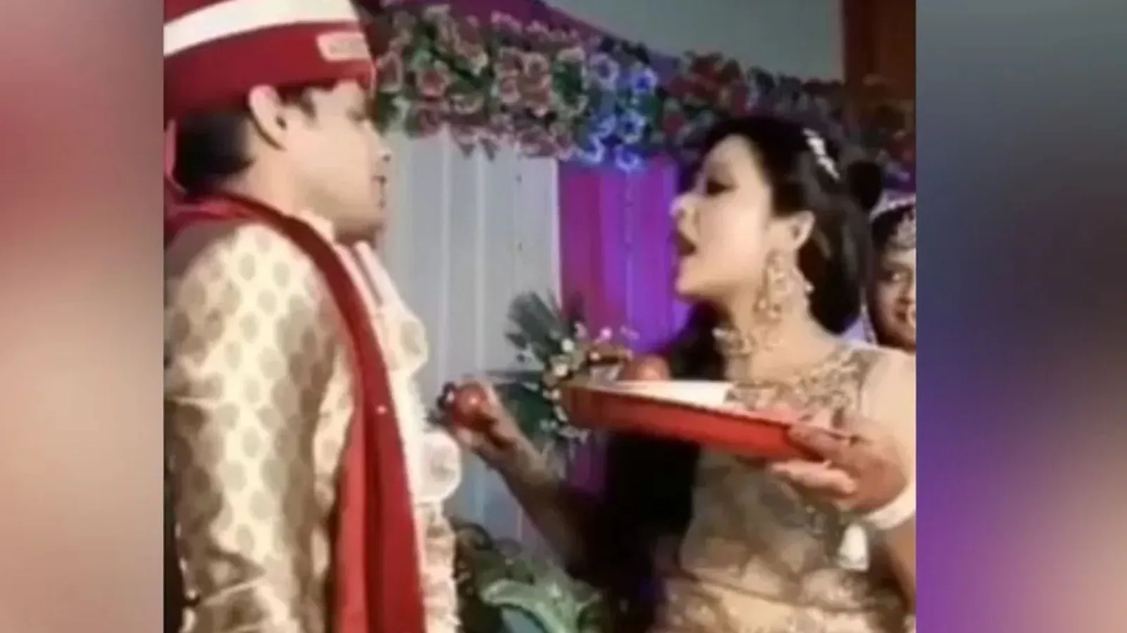 VIDEO: जीजू संग साली ने जयमाला के स्टेज पर की ऐसी शरारत, लोग बोले- वाह ! सही खेल गई