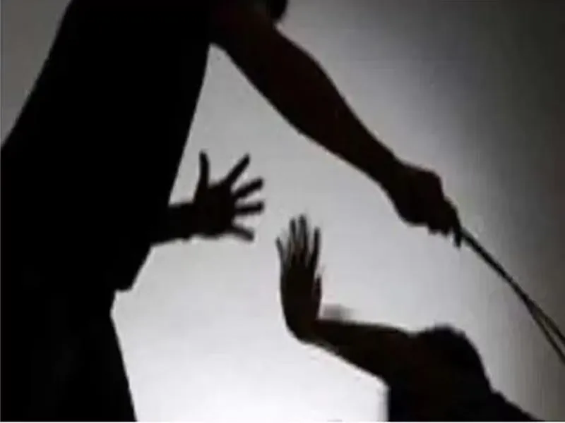 बलिया: शिक्षक पर लगा कक्षा दो के छात्र को पीटने और बेंच पर पटकने का आरोप, बीएसए ने दिए जांच के आदेश 