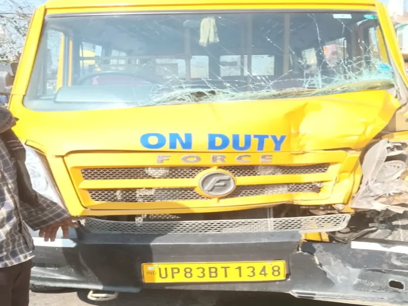 रायबरेली: सब्जी लदी पिकप से टकराकर क्षतिग्रस्त हुई School Van, सभी बच्चे सुरक्षित 