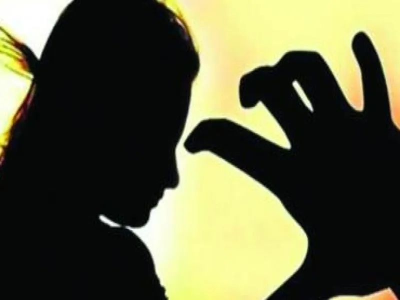 हरदोई: शिक्षक की हरकत से शर्मसार हुआ शिक्षा महकमा, छात्राओं ने कहा- मोहब्बत और पिया का मतलब पूछते हैं गुरुजी