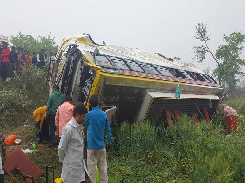 फर्रुखाबाद: हरिद्वार से कन्नौज जा रही बस अनियंत्रित होकर खाई में पलटी, 20 तीर्थयात्री घायल