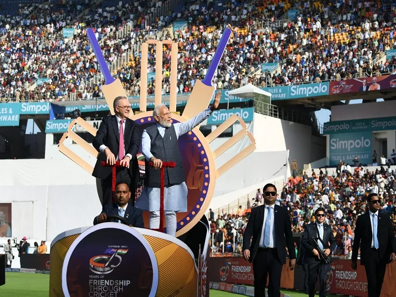 IND vs AUS : पीएम मोदी ने ऑस्ट्रेलियाई प्रधानमंत्री संग रथ में बैठकर लिया स्टेडियम का जायजा...देखिए VIDEO 