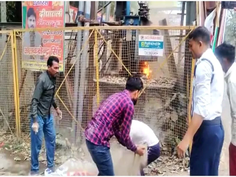 बहराइच: पानी टंकी चौराहे पर लगे ट्रांसफार्मर में लगी आग, सूचना के बाद भी नहीं पहुंचे बिजली कर्मी