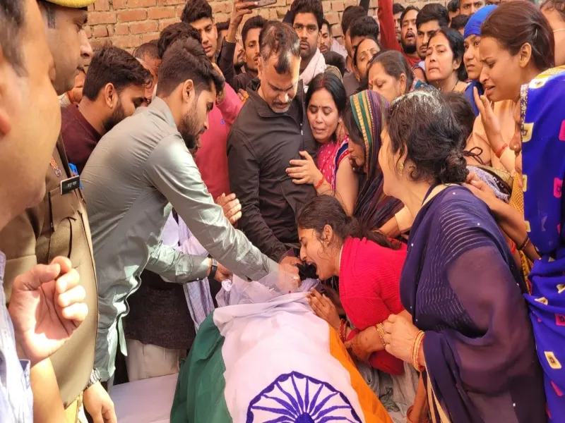 रायबरेली: गम और गुस्से के बीच शहीद गनर राघवेंद्र का पार्थिव शरीर पंचतत्व में विलीन 