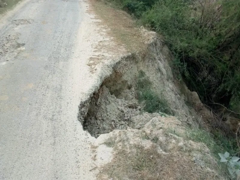 अयोध्या: कभी भी बड़े हादसे का सबब बन सकती है नहर की टूटी पटरियां 