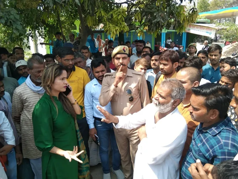 हरदोई: दिनदहाड़े हुई हत्या के विरोध में सड़क पर उतरे गुस्साए लोग, हाइवे किया जाम, कहा- हत्यारों के घरों पर चले बुलडोजर 