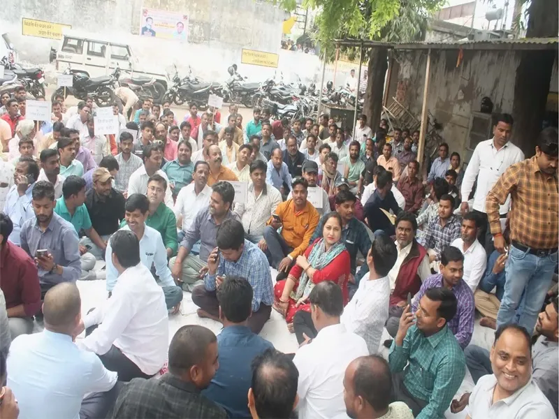 बाराबंकी: बिजली दफ्तर पर ताला, 400 से अधिक गांव की बिजली गुल, सभी उपकेंद्र पर भी ठप हुआ कार्य