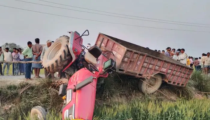 Farrukhabad: ट्रैक्टर ट्राली पलटी, दो चचेरी बहनों की मौत, 25 घायल, देवस्थान पर मुंडन संस्कार में जा रहे थे