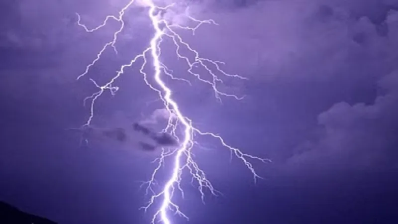 अमरोहा : बिजली गिरने महिला झुलसी, मकानों की दीवारों में आईं दरारें 