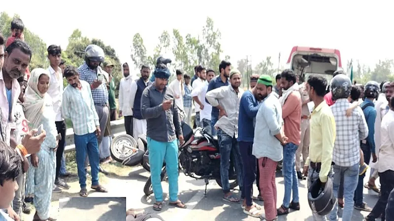 मुरादाबाद : डंपर की टक्कर से स्कूटी सवार बेटे की मौत, पिता घायल