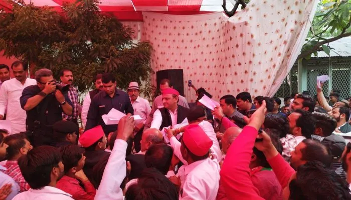 Etawah: सैफई में पहुंचे हजारों कार्यकर्ताओं ने नेताजी मुलायम सिंह यादव को किया नमन, अखिलेश यादव से की मुलाकात