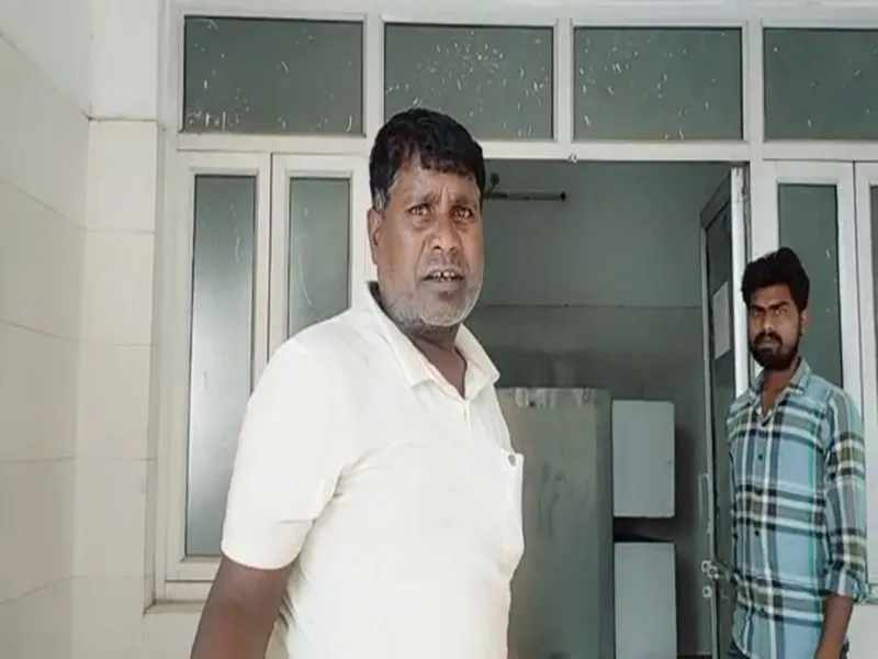 चित्रकूट: ... जब बेटे के शव को हाथों में लेकर पीए पोस्ट मॉर्टम हाउस पहुंचा पिता, कहा- एंबुलेंस कर्मी ने ले जाने से किया मना  