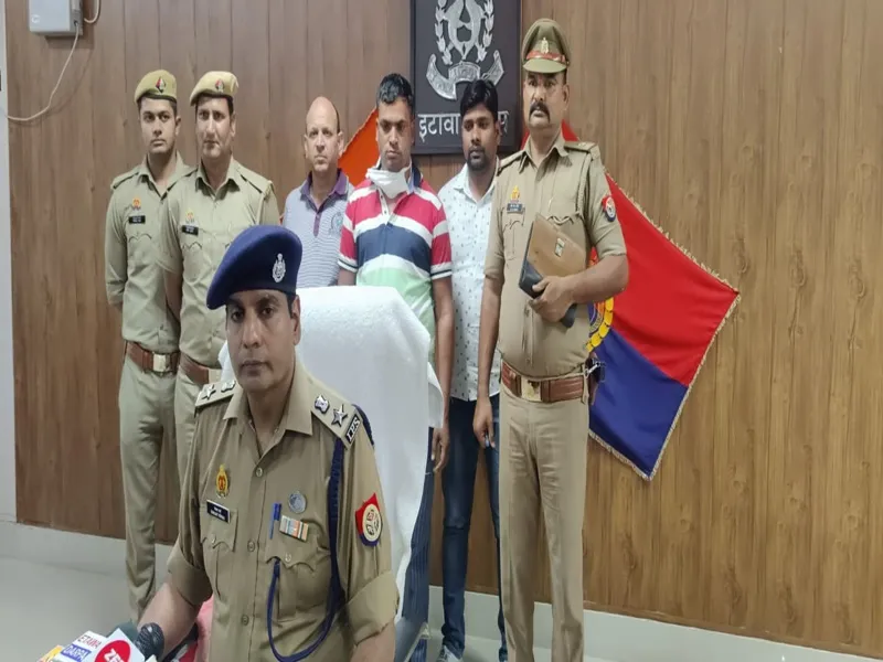 इटावा: सचिवालय के फर्जी कर्मचारी को पुलिस ने दबोचा,  DM, SSP समेत इन अधिकारियों की मिली फर्जी मुहरे