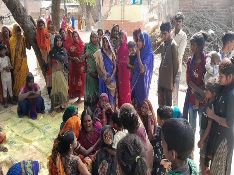 सुलतानपुर: पेड़ से लटकता मिला युवती का शव, परिजनों में मचा कोहराम  