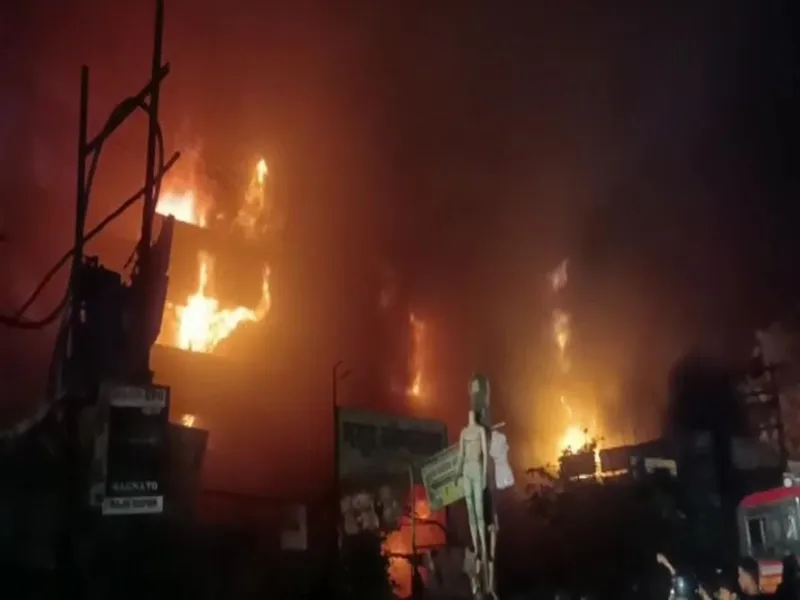 Kanpur Fire: कानपुर होजरी मार्केट में लगी भीषण आग, सैकड़ों दुकानें खाक, सेना ने संभाला मोर्चा
