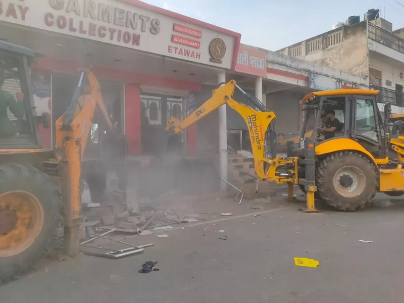 इटावा: गैंगस्टर पाशु की करोड़ों की इमारत पर चला बुलडोजर, भारी पुलिस बल रहा मौजूद 