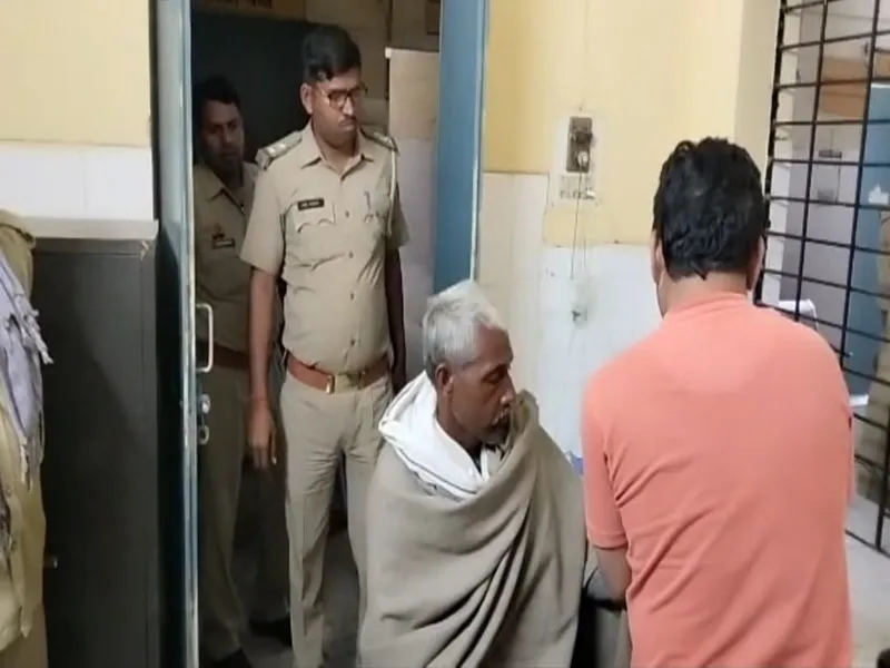 बहराइच: मवेशियों को चारा दे रहे बुजुर्ग पर तेंदुए ने किया हमला, वन कर्मियों ने पीएचसी में कराया भर्ती, रेफर 