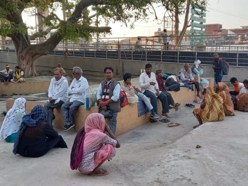 होली इफेक्ट: ट्रेनों में 15 मार्च तक नहीं है कन्फर्म सीट, बाहर रह रहे लोगों के लिए लखनऊ तक पहुंचना भी मुश्किल, फ्लाइट की टिकटें महंगी 