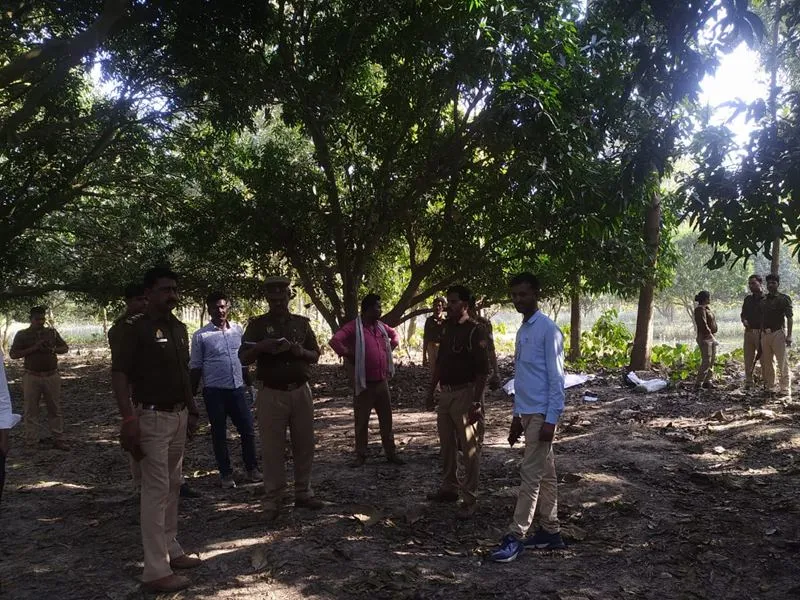  बहराइच: पति बना हैवान! पहले डंडों से पीटकर पत्नी को उतारा मौत के घाट, फिर शव को खींचकर बाग में पहुंचाया