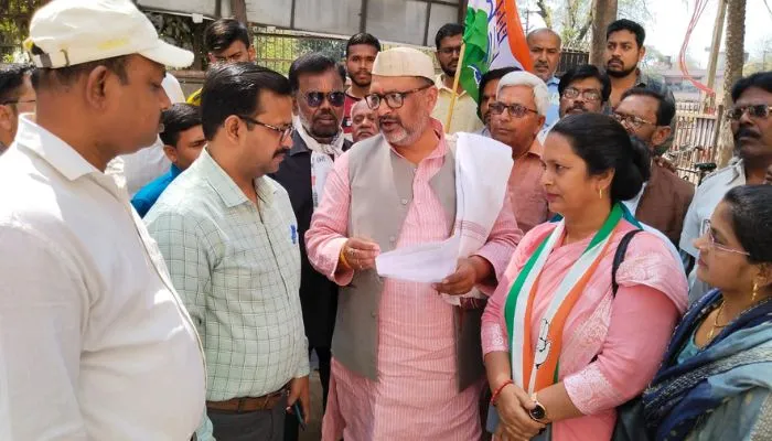 Banda: कांग्रेसियों ने LIC कार्यालय के बाहर किया धरना-प्रदर्शन, हिंडनबर्ग रिपोर्ट की निष्पक्ष जांच की मांग