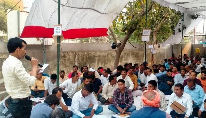 Banda News : शहर से लेकर गांव तक लड़खड़ाई विद्युत आपूर्ति, 72 घंटे की हड़ताल का पूरे जनपद में दिखा असर