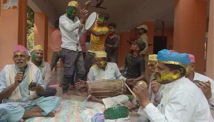 Holi 2023 : Banda में अनोखे तरह से मनाई जाती होली, पहले दिन कीचड़ तो दूसरे दिन खेलते रंग, इसके पीछे की वजह है बड़ी रोचक
