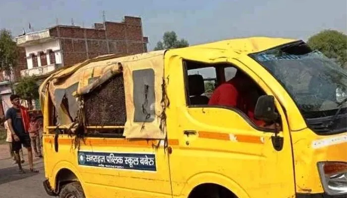 Banda Accident : स्कूली वैन पलटने से मची अफरा-तफरी, सात बच्चे घायल, स्टेयरिंग फेल होने से हुआ हादसा