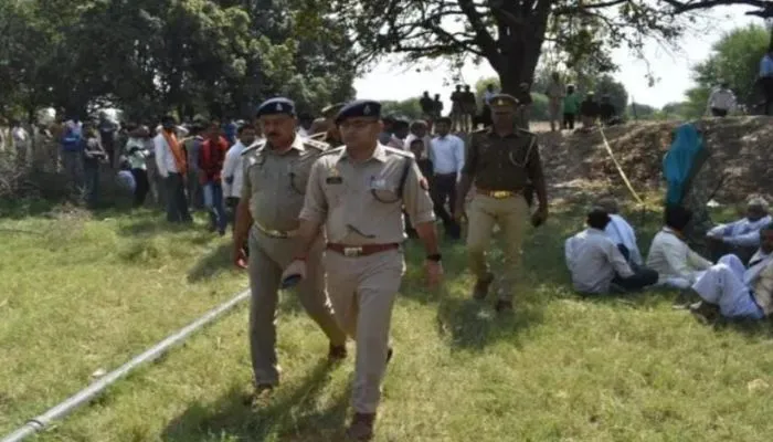 Banda Crime : दोस्तों के साथ घूमने निकला युवक और रात में नहीं लौटा वापस, अगले दिन तालाब में सिर कटी मिली लाश
