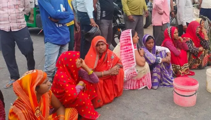 Banda News : बिजली, पानी की समस्या से जूझ रहे ग्रामीणों ने लगाया जाम, खाली बर्तन व बाल्टी लेकर सड़क पर बैठे