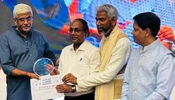 Banda News : केंद्रीय मंत्री जलशक्ति गजेन्द्र सिंह शेखावत ने दिल्ली में बांदा के पूर्व जिलाधिकारी को जल प्रहरी से किया सम्मानित