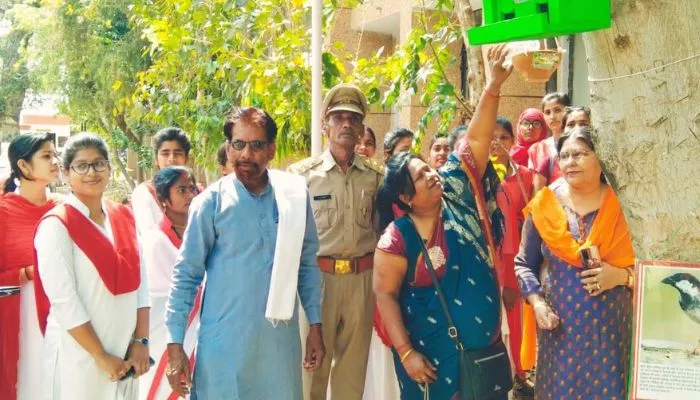 विश्व गौरैया दिवस : Banda में गौरैया संरक्षण में रंग ला रहा शोभाराम का प्रयास, गौरैया की संख्या में बढ़ोतरी