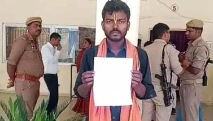 Banda में विधिक माप विज्ञान कार्यालय के अधिकारी का रिश्वत लेते Video Viral, पीड़ित ने डीएम से लगाई गुहार 