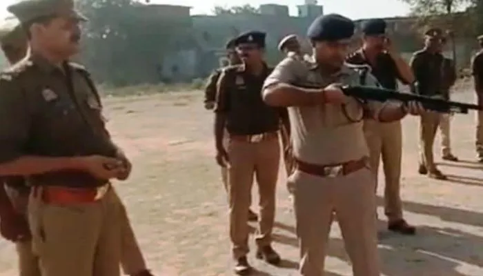 Banda News : पुलिस लाइन में जवानों ने किया फायरिंग का मॉकड्रिल, आपात स्थिति से निपटने की तैयारी