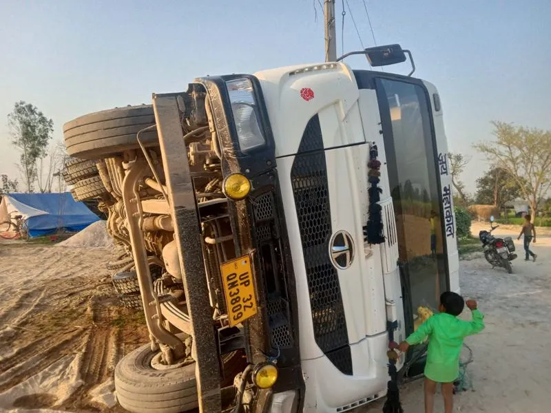 बहराइच: सड़क हादसों में युवक की मौत, मां बेटे समेत चार घायल