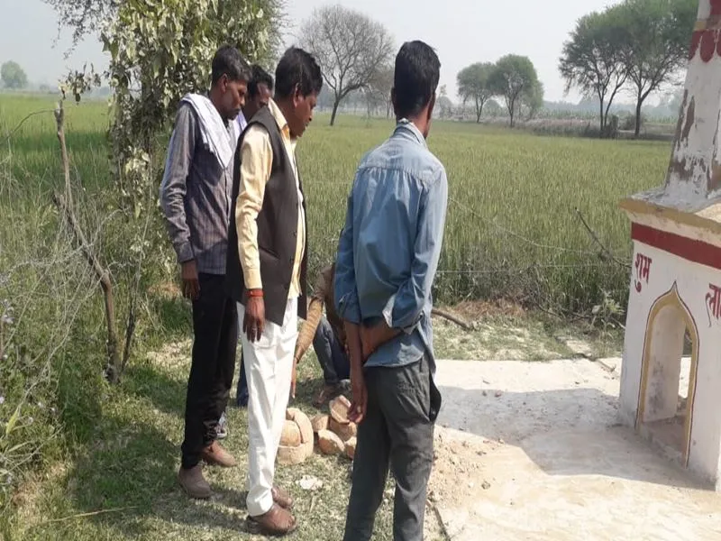 बहराइच: मंदिर में अराजक तत्वों ने की तोड़फोड़, गांव में तनाव, सीओ ने मौके का किया निरीक्षण
