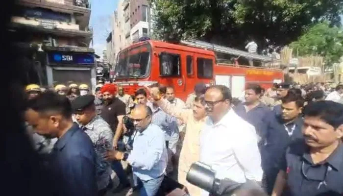 Kanpur Fire: Deputy CM Brajesh Pathak घटनास्थल पर पहुंचें , 13 घंटे के बाद भी धधक रही आग, व्यापारियों में आक्रोश