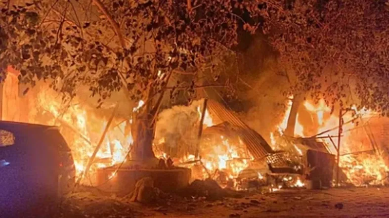 रुद्रपुर: पण्डरी गावं में 10 झोपडियां जल कर राख, एक मासूम बच्चे की मौत 