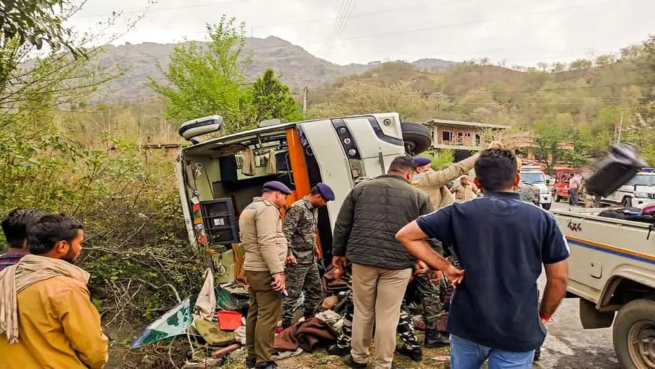 हिमाचल प्रदेश: दिल्ली विवि की छात्राओं को ले जा रही बस पलटी, एक मौत, 40 घायल