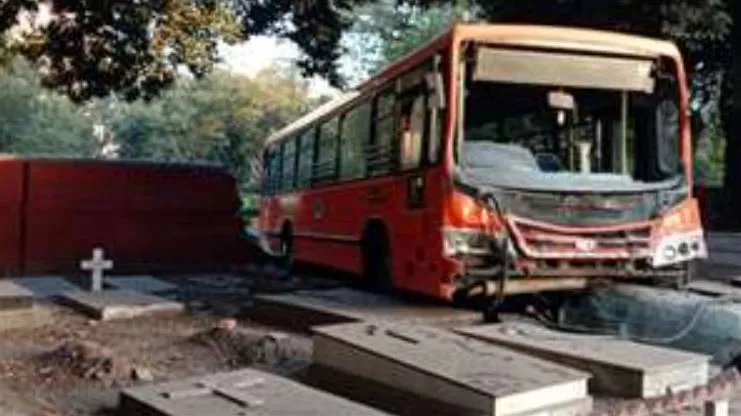 मध्य दिल्ली में क्लस्टर बस कब्रिस्तान की दीवार से टकराई, करीब 10 कब्रें क्षतिग्रस्त